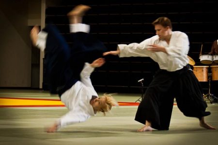 Juuso heittää meitsiä Suomen Aikidoliiton juhlanäytöksessä (2010)